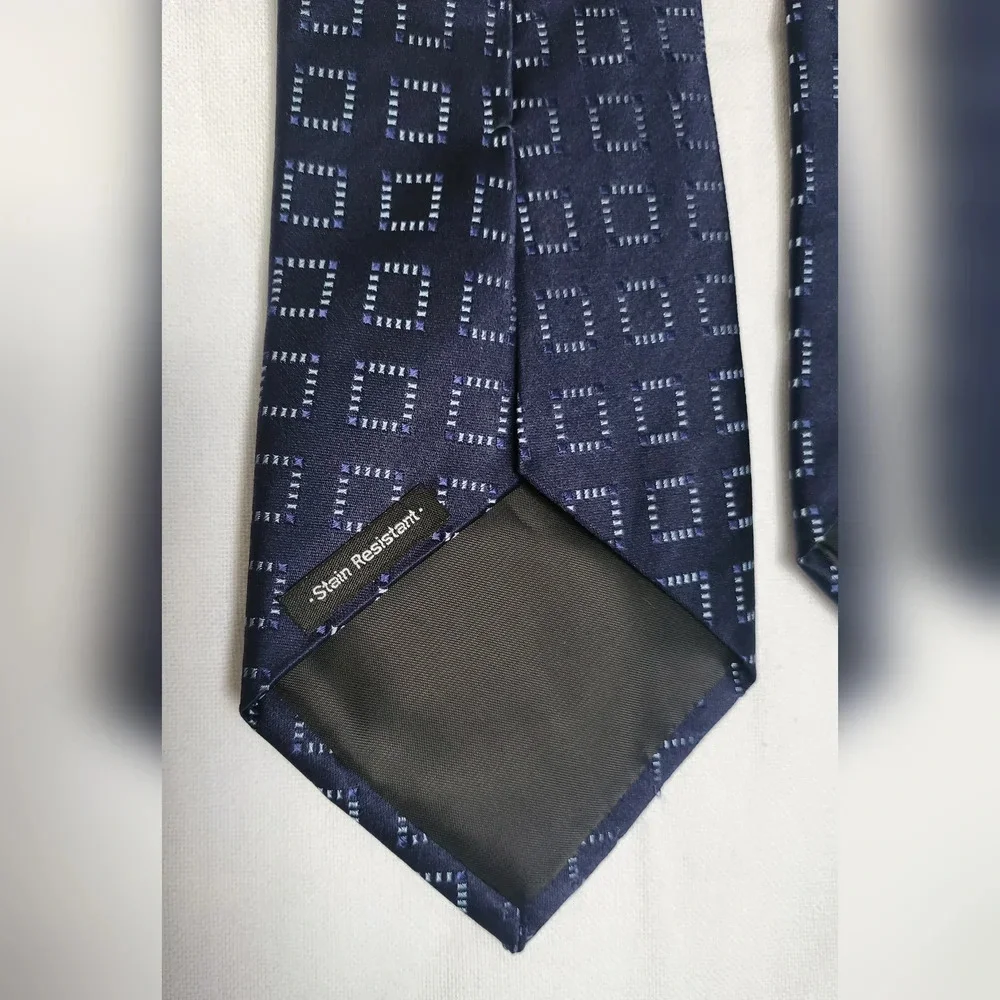 Geoffrey Beene Preppy Navy Blue 100% Silk Geometric Stain Resistant‎ Career Tie